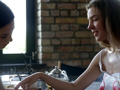 Tetas grandes, Rubia, Morena, Tetona, Penetracion con dedos, Penetracion con puños, Lesbiana, Tetas naturales