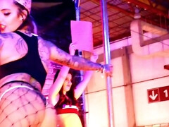 Grosse titten, Blasen, Vollbusig, Latina, Party, Öffentlich, Tätowierung, Titten