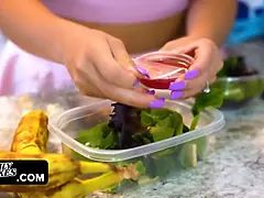 Grosser arsch, Braunhaarige, Aufs gesicht abspritzen, Fingern, Handjob, Monster, Schreiend, Taboo