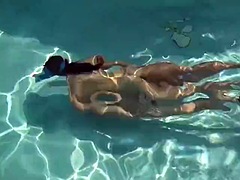 Tussi, Grosse titten, Pool, Öffentlich, Erotischer film, Jungendliche (18+), Titten, Unter wasser