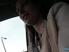 Amateur, Sucer une bite, Brunette brune, Voiture, En levrette, De plein air, Pov