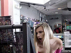 Grosse bite, Noire, Sucer une bite, Tir de sperme, Faciale, Trou de la gloire, Petite femme