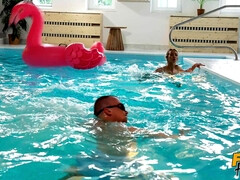 Amateur, Anal, Bikini, Mamada, Penetracion con dedos, Lamidas, Piscina, Coño