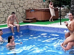 Sucer une bite, Voiture, Club, Fétiche, Doigter, Branlette thaïlandaise, Orgie, Public