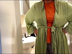 Enthousiasteling, Gevangen, Vies, Dominante vrouw, Moeder die ik wil neuken, Naakt, Stiefmoeder, Toilet