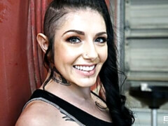 Grosser arsch, Grosser schwanz, Blasen, Hundestellung, Hardcore, Natürlichen titten, Tätowierung, Titten