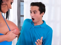 Gros cul, Gros seins, Sucer une bite, Rondelette, En levrette, Mère que j'aimerais baiser, Dénudage, Tatouage