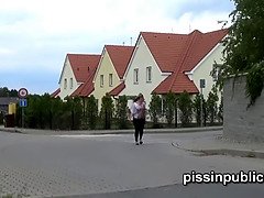 Tussi, Braunhaarige, Nahaufnahme, Im freien, Pissen, Öffentlich, Solo, Unter dem rock