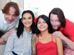 Brunette brune, En levrette, Branlette thaïlandaise, Embrassement, Léchez, Chatte, Tatouage, Adolescente