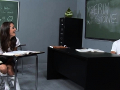 Sucer une bite, Brunette brune, Adolescente, Nénés, Uniforme