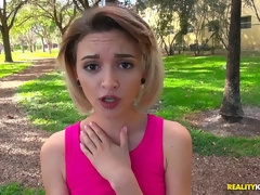 Sucer une bite, Brunette brune, Masturbation, Petite femme, Réalité, Rasée, Tatouage, Adolescente