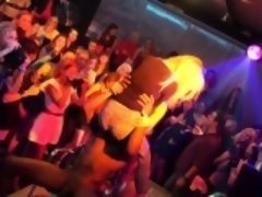 Naakte man aangeklede vrouw, Groepseks, Groep, Hardcore, Hd, Interraciaal, Openbaar, Realiteit