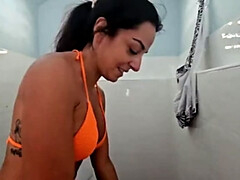 Bikini, Sucer une bite, Brunette brune, Couple, Queue, De plein air, Toilettes, Épouse