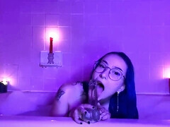 Grote kont, Grote mammen, Bruinharig, Rondborstig, Natuurlijke tieten, Alleen, Tietenklus, Tieten likken