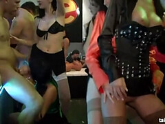 Grosse titten, Braunhaarige, Fingern, Absätze, Lingerie, Party, Strümpfe, Swingers