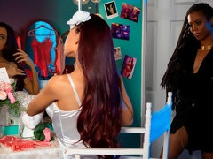 Culo, Morena, Club, Penetracion con dedos, Besar, Masturbación, Bragas, Coño