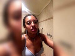 Noire, Maigrichonne, Toilettes