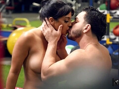 Grosse titten, Blasen, Braunhaarige, Vollbusig, Sporthalle, Latina, Reiten, Titten