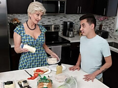 Grosser arsch, Grosse titten, Blondine, Blasen, Hundestellung, Küche, Reif, Milf