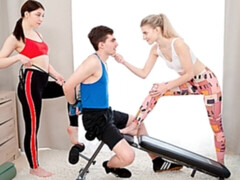 Grosse bite, Sucer une bite, En levrette, 2 femmes 1 homme, Seins naturels, Maigrichonne, Sport, Adolescente