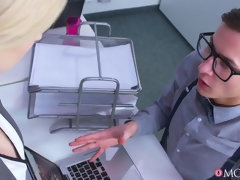 Gros seins, Sucer une bite, En levrette, Doigter, Branlette thaïlandaise, Maman, Bureau, Pov