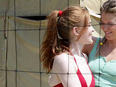 Lesbienne, Orgasme, De plein air, Petite femme, Public, Rousse roux