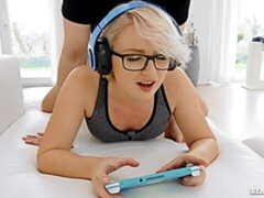 Grosse bite, Blonde, Sucer une bite, En levrette, Seins naturels, Cheveux courts, Adolescente, Nénés