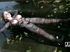 Bondage discipline sadomasochisme, Grote mammen, Zwart, Blond, Hd, Buiten, Tatoeage, Speelgoed