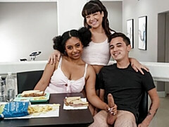 18 jaar, Grote kont, Grote lul, Pijpbeurt, Hondjeshouding, 1 man 2 vrouwen, Natuurlijke tieten, Tiener