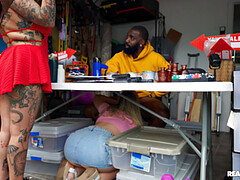 Большая жопа, Блондинки, Глубокая глотка, Собачьи, Сперма на лице, Межрасовый секс, Киски, Юбки