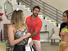 Lamer culo, Rubia, Morena, Engañando, Lesbiana, Lamidas, Tatuaje, Esposa