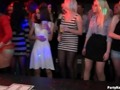 Enthousiasteling, Blond, Bruinharig, Naakte man aangeklede vrouw, Handbeurt, Hardcore, Orgie, Feest
