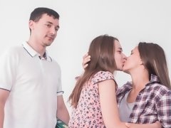 Grote mammen, Blond, Pijpbeurt, Hondjeshouding, 1 man 2 vrouwen, Natuurlijke tieten, Tiener, Trio