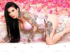 Amateur, Brunette brune, Doigter, Masturbation, Mère que j'aimerais baiser, Solo, Dénudage, Tatouage