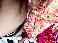 18 ans, Conversation vulgaire, Première fois, Fait maison, Femme au foyer, Indienne, Embrassement, Seins naturels