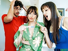 18 ans, Gros cul, Grosse bite, Gros seins, Sucer une bite, En levrette, 2 femmes 1 homme, Adolescente