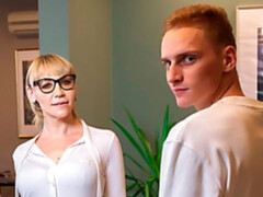 Grosser arsch, Blondine, Blasen, Hundestellung, Brille, Milf, Natürlichen titten, Strümpfe