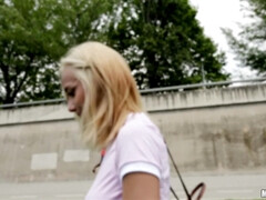 Amateur, Culo, Rubia, Europeo, Dinero, Tetas naturales, Al aire libre, Público