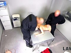 手コキする, Hd, 3p男男女, ポリス, 現実, ティーン, 三人, オッパイの