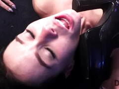 Bondage, Brunette brune, Plantureuse, Lesbienne, Léchez, Seins naturels, Rugueux, Fessée