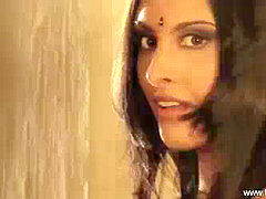 Brunette brune, Indienne, Nue  à poil, Softcore