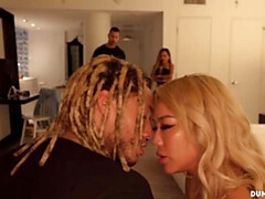 Asiatisch, Bisexuell, Flotter vierer, Riesig, Küssen, Lesbisch, Muskel, Muschi