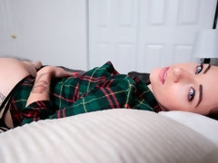 Sucer une bite, Brunette brune, En levrette, Branlette thaïlandaise, Maigrichonne, Jarretelles, Adolescente, Nénés