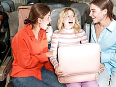 Grote mammen, Vingeren, Lesbisch, Masturbatie, Geschoren, Mager, Strippen, Tieten likken