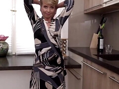 Beauté, Gros seins, Sucer une bite, Plantureuse, Gorge profonde, Mature, Mamelons, Jarretelles