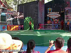 Leie, In den arsch, Blasen, Aufs gesicht abspritzen, Freundin, Handjob