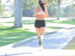 En gros plan de très près, Dansant, Extrême, Massage, Masturbation, Orgasme, Public, Solo