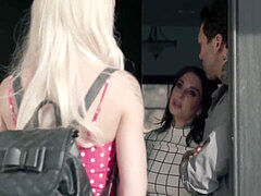 Няня, Минет, Поцелуи, Тату, Втроем