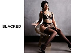 Gros cul, Grosse bite, Sucer une bite, Brunette brune, Poilue, Cheveux courts, Maigrichonne, Adolescente