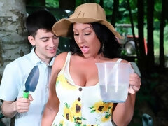 デカ尻, デカパイ, フェラチオ, 手コキする, 淫乱熟女, アウトドア, 剃毛, のぞき